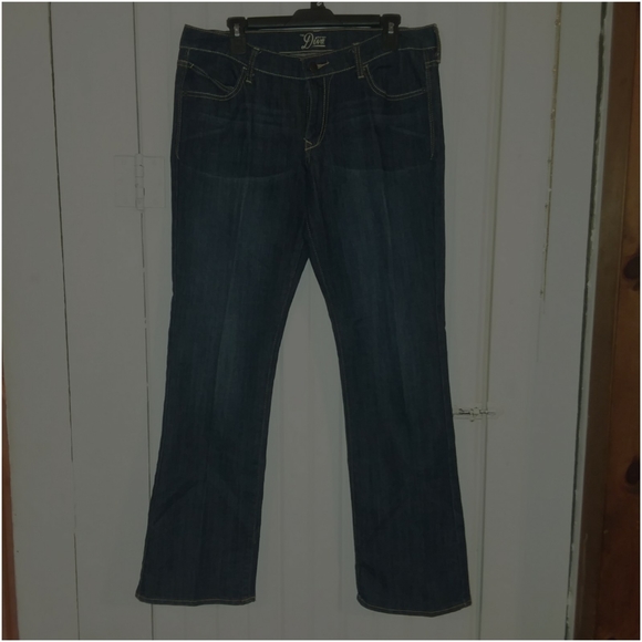 Old Navy Diva - Picture 2 of 6